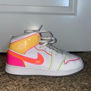 Jordan 1 mid ‘Edge Glow’ size 7Y/ 8.5W